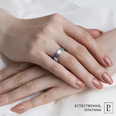 Обручальное кольцо на руке: фотография для блога
