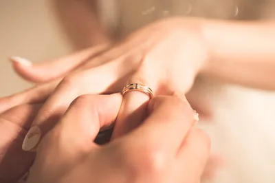 Красивое обручальное кольцо на руке: фотография для дизайна