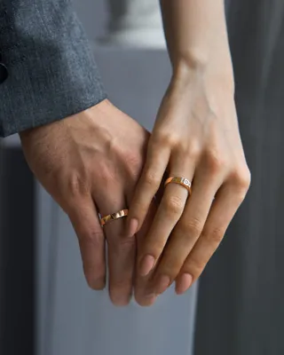 Обручальное кольцо на руке: фото в различных размерах