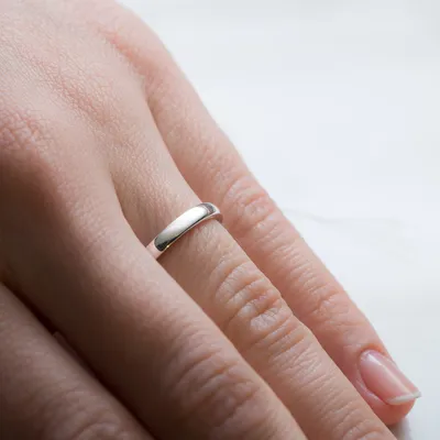 Обручальное кольцо на пальце: красивая фотография