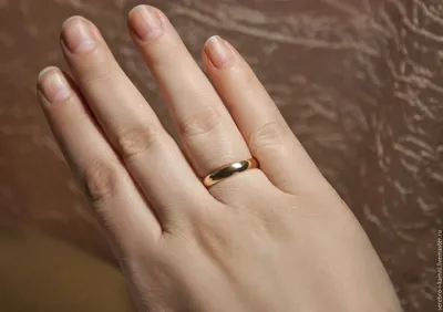 Кольцо на пальце: изображение для использования на сайте