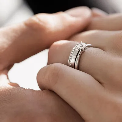 Обручальное кольцо на руке: красивое изображение для фотоальбома