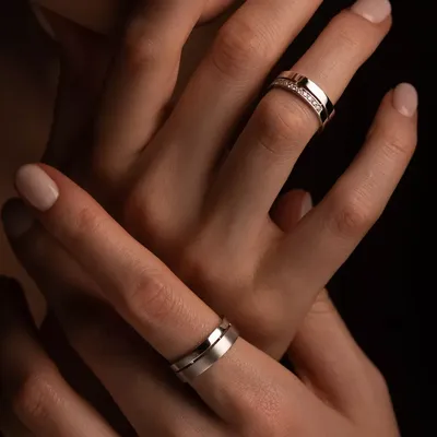 Обручальное кольцо на руке: изображение в WebP формате