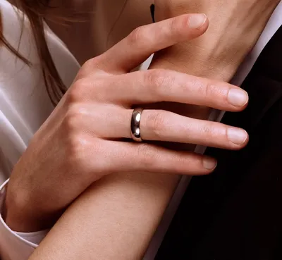 Фото руки с обручальным кольцом: готовое изображение для использования