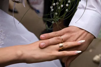 Обручальное кольцо на пальце: красивая фотография в WebP формате