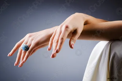Фотография руки с кольцом: JPG формат для лучшего качества изображения