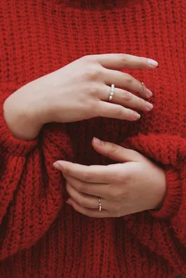 Обручальное кольцо на руке: крупный план