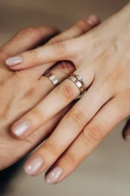 Фото руки с обручальным кольцом и бриллиантом