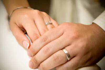 Обручальное кольцо на руке: фото в ретро стиле