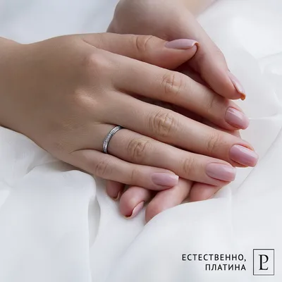 Изображение руки с обручальным кольцом на свадебной церемонии