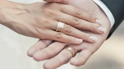 Обручальное кольцо на руке: фотография в лучах заката