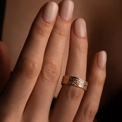 Обручальное кольцо на пальце: высококачественное изображение