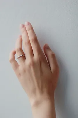 Красивое кольцо на руке: изображение в PNG формате