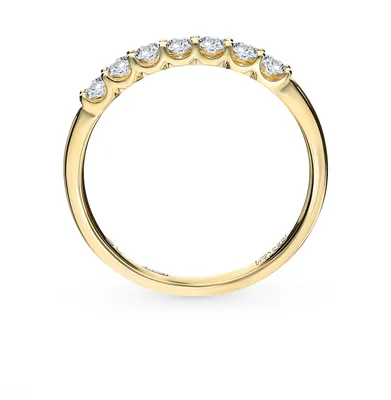 Кольцо на руке невесты с бриллиантом