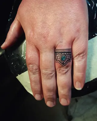 Обручальное кольцо на руке мужа с рубином