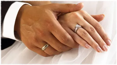Обручальные кольца на руке: красочное изображение