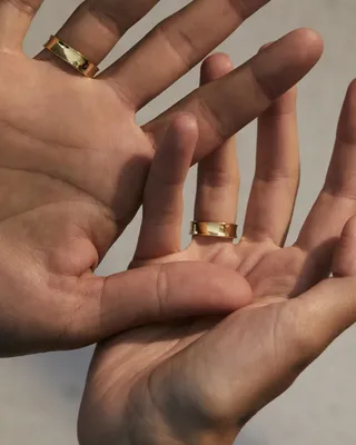 Обручальные кольца на руке: качественная картинка