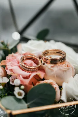 pre-engagement ring, обручальные кольца и цветы, обручальные кольца картинки,  с днем свадьбы, с днем бракосочетания, картинка два кольца обручальные,  Свадебный декор Москва