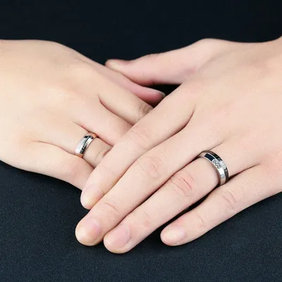 Обручальные кольца на руках с романтическим текстом