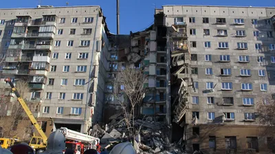 Обрушение стены поврежденного взрывом дома в Магнитогорске — видео