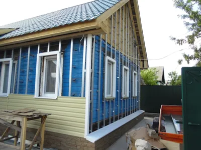 Отделка деревянного дома сайдингом в СПб. Обшивка фасада частного коттеджа  снаружи с утеплением.