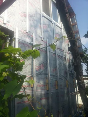 Отделка цоколя частного дома: как обшить фундамент пластиковыми панелями  под камень и нужен ли на цоколь отлив - Профессиональный монтаж сайдинга в  Волгограде