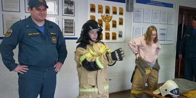 В Карпинске дети примерили форму пожарных и посмотрели на работу лафетного  ствола