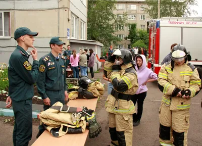 Учимся жить безопасно! Учащиеся Бакштовского д/с-СШ побывали на экскурсии в  пожарной части д.Бакшты - Редакция газеты \"Iўеўскі край\"