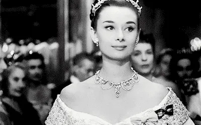 Стиль Одри Хепберн: 8 культовых нарядов актрисы, которые навсегда вошли в  историю моды