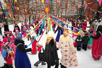 Фотозона на Масленицу с телегой и сеном в аренду