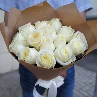 15 белых роз (70 см)