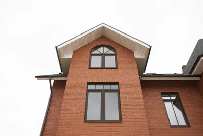 Пластиковые окна в деревянном доме особенности установки - монтаж окон ПВХ  в коттедже
