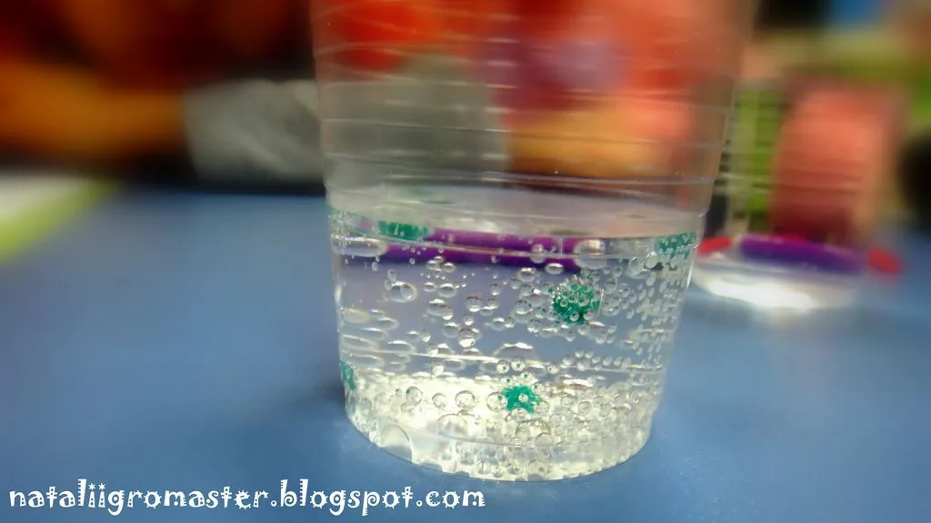 Эксперимент воздух в стакане. Опыты с водой. Эксперементы с водой пузырики. Эксперименты с водой. Эксперимент с пластилином и водой.