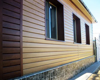 Отделка деревянного дома сайдингом в СПб. Обшивка фасада частного коттеджа  снаружи с утеплением.