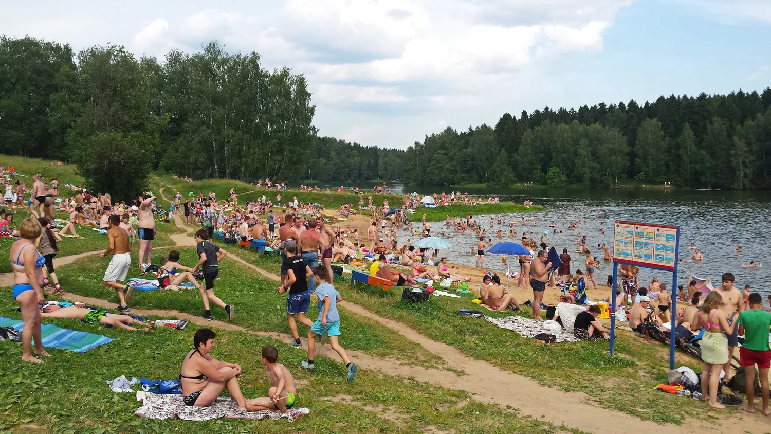 Чистые пляжи подмосковья. Загорское озеро Сергиев Посад. Карьер в Сергиевом Посаде для купания. Фото реконструкция Загорского моря Сергиев Посад.