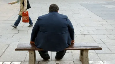 Подростки с ожирением измеряют размер бедер линейкой и пытаются похудеть  Фон И картинка для бесплатной загрузки - Pngtree