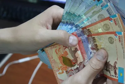 Фотография рук, держащих пачку денег: JPG формат