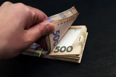 Изображение рук, сжимающих пачку денег: JPG формат