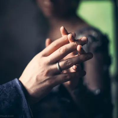 Фотки пальцев рук в черно-белом стиле