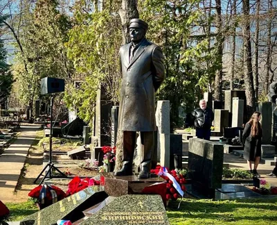 В Москве открыли памятник Жириновскому: в чем феномен Владимира Вольфовича?  - Лента новостей Донецка