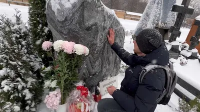 Бабушка с красным флагом. В Мариуполе установили памятник-символ борьбы  против нацизма на Украине! Всё актуальное здесь: - Лента новостей ДНР