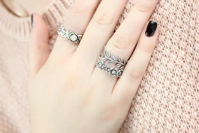 Фото Пандора кольца на руке с бриллиантами (PNG)