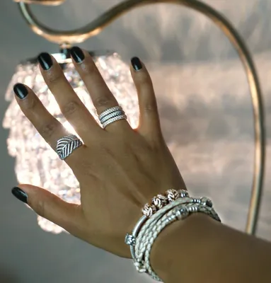 Пандора кольцо на руке женщины (WebP)