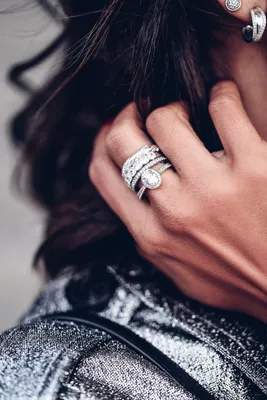 Пандора кольцо на руке с камнем в виде буса (WebP)