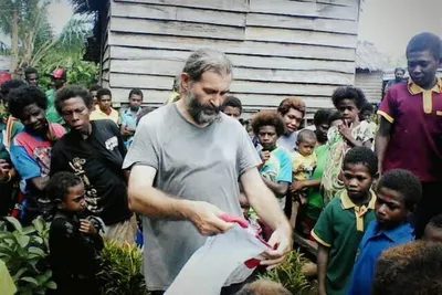 Дети И Мужчина Возле Дома В Селе, Kokoda Трек, Папуа-Новая Гвинея  Фотография, картинки, изображения и сток-фотография без роялти. Image  25220698