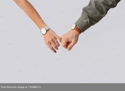 Фотография пары, держащейся за руки на улице