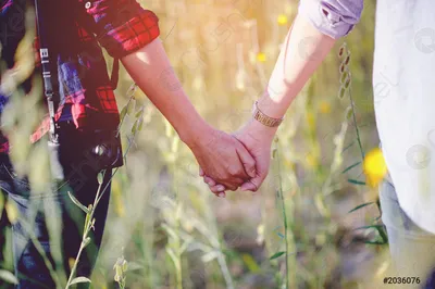 Фотография пары, держащейся за руки на ферме