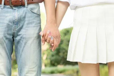 Изображение влюбленной пары с руками в руках