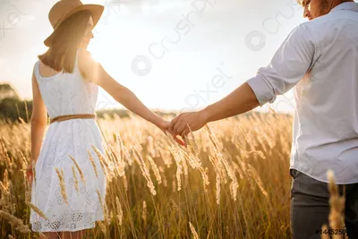 Красивая фотография пары, которая держится за руки