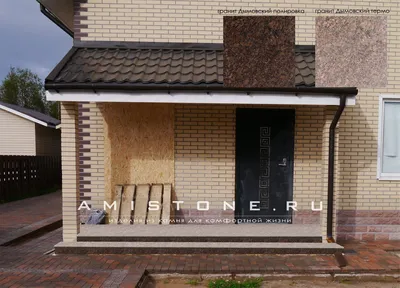 парадное крыльцо дома с конструктивной деревянной боковой стеной и столбом  из бревен Стоковое Фото - изображение насчитывающей стена, дверь: 224116918